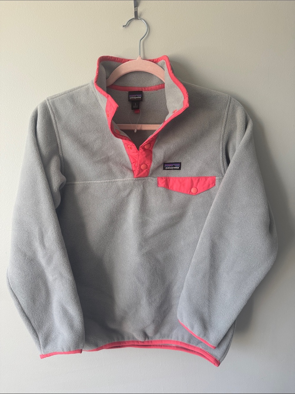 Patagonia Kid’s Fleece Pullover in Light Gray with Coral Trim